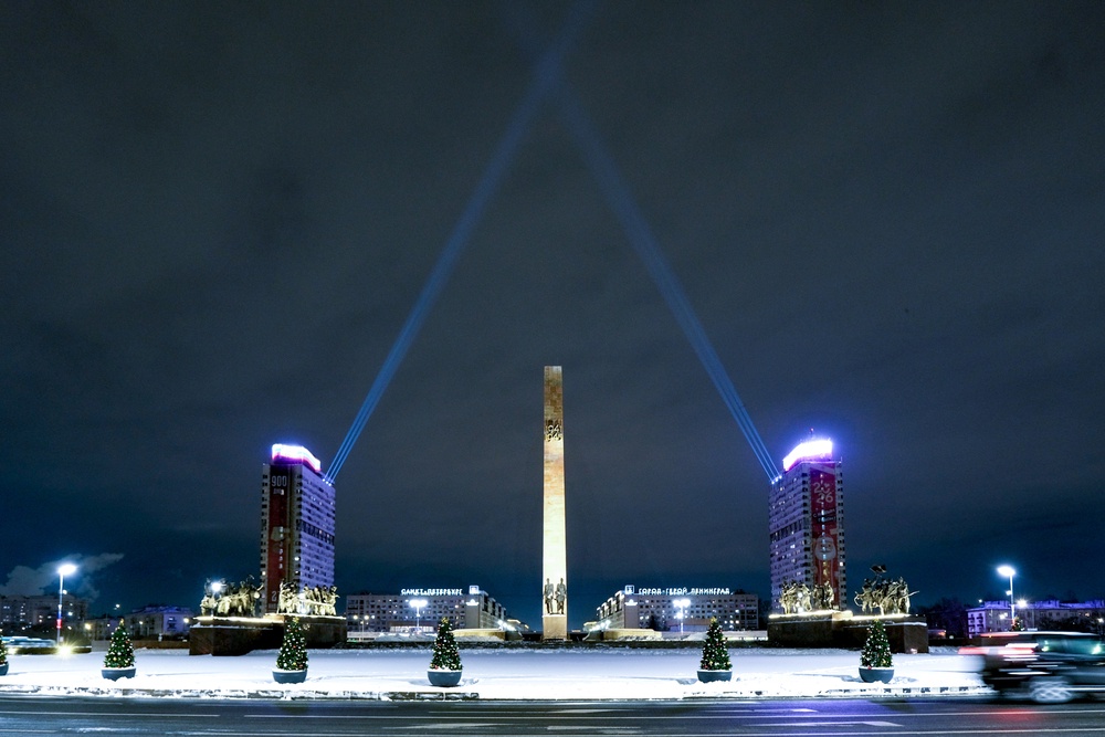 "Лучи Победы" сегодня взметнутся в небо на Московском проспекте Санкт-Петербурга. 