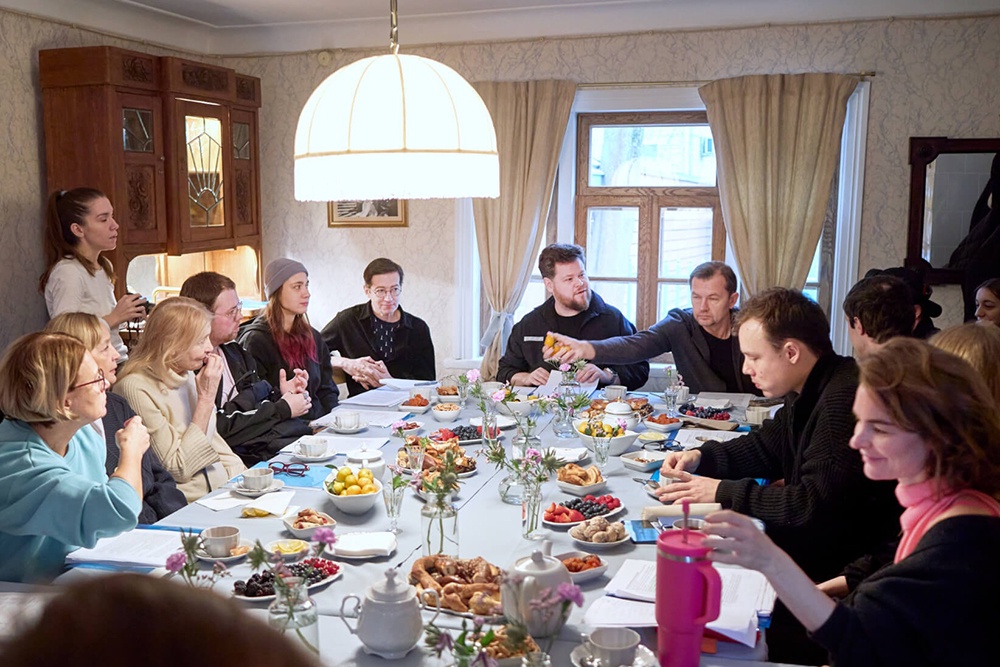 Егор Перегудов на репетиции спектакля "Анна Каренина" в Домемузее Л. Н. Толстого в Хамовниках.