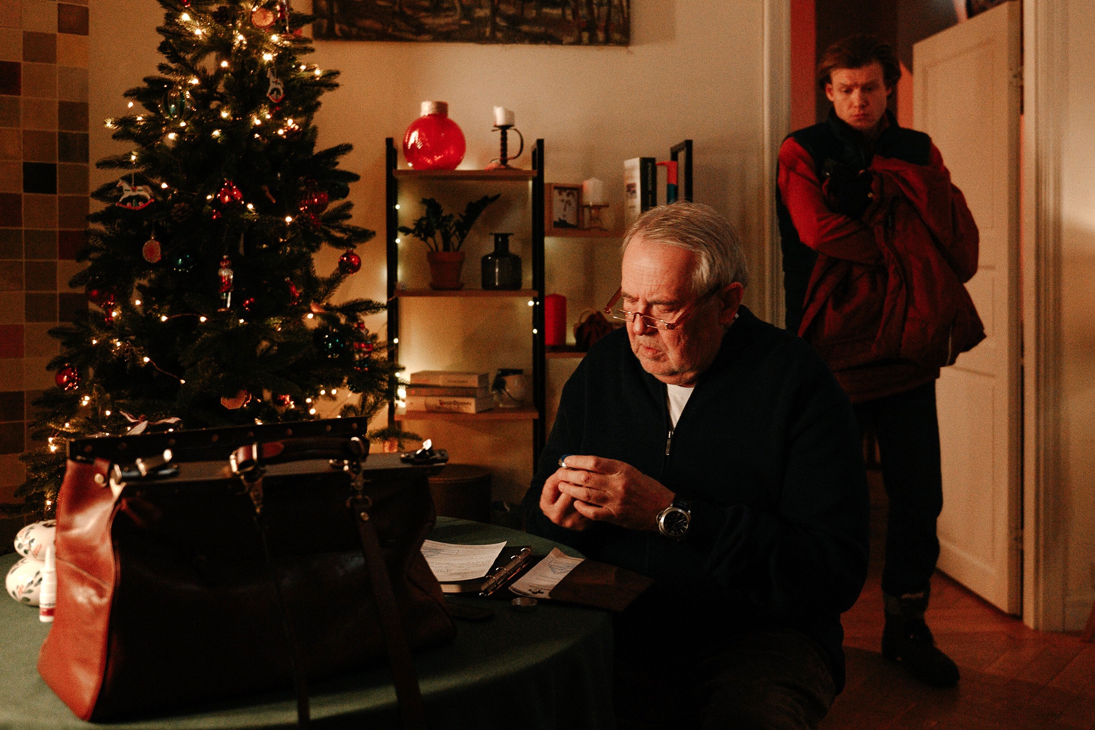 Вековая скорбь, застывшая в глазах умницы Юрия Стоянова, понятна: что за нелепицу теперь приходится играть!