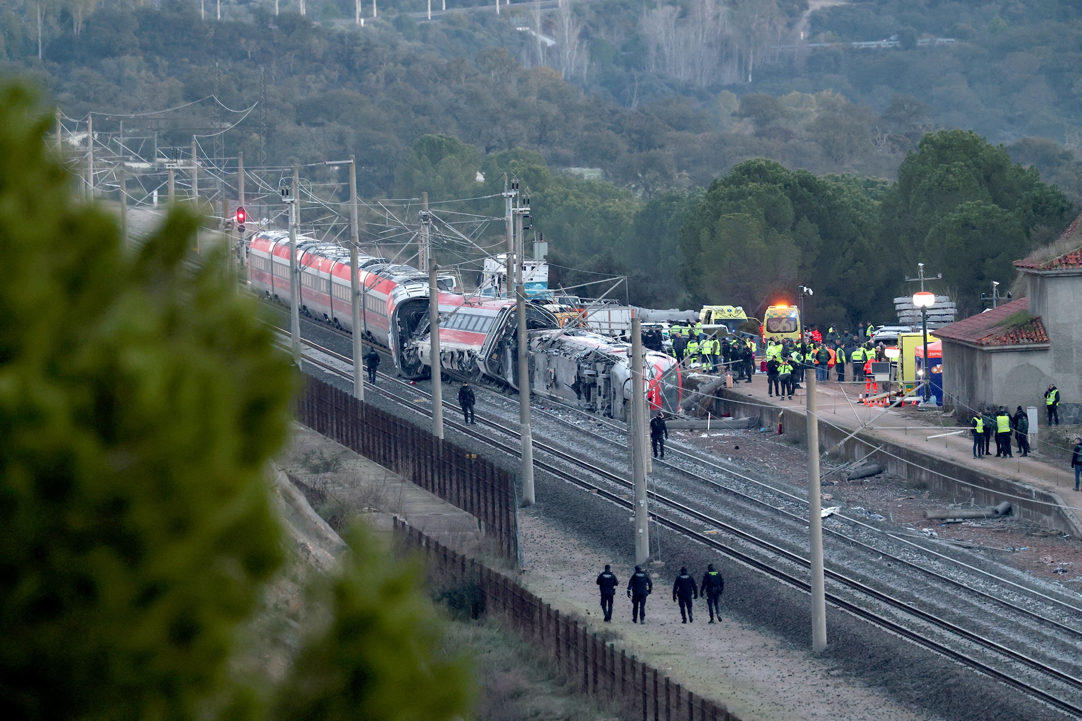 Поезд из Малаги сошел с рельсов и столкнулся со встречным экспрессом, следовавшим в Уэльву.
