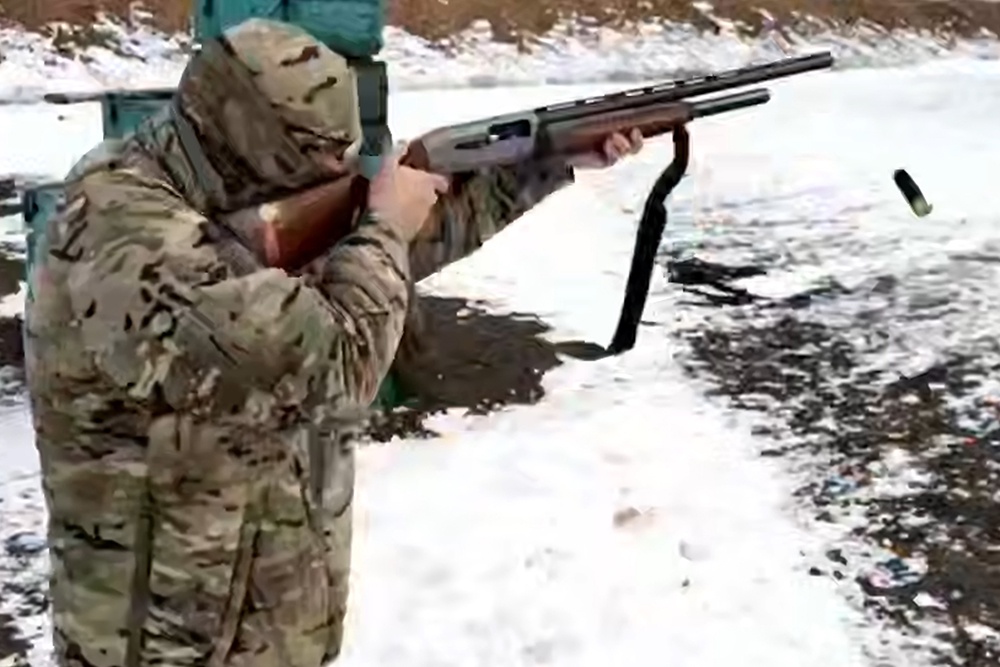 Из гладкоствольного ружья сбить вражеский беспилотник гораздо проще. Не требуется точное попадание в цель, дробь при разлете зацепит дрон. 