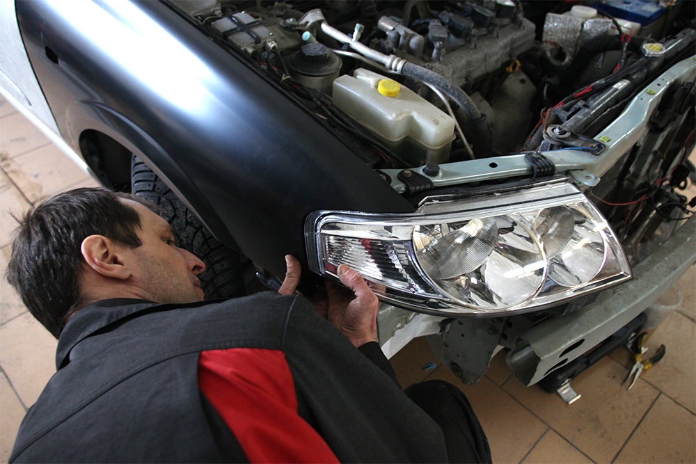 Поменять фару - просто. Главное, чтобы это было на законных основаниях.