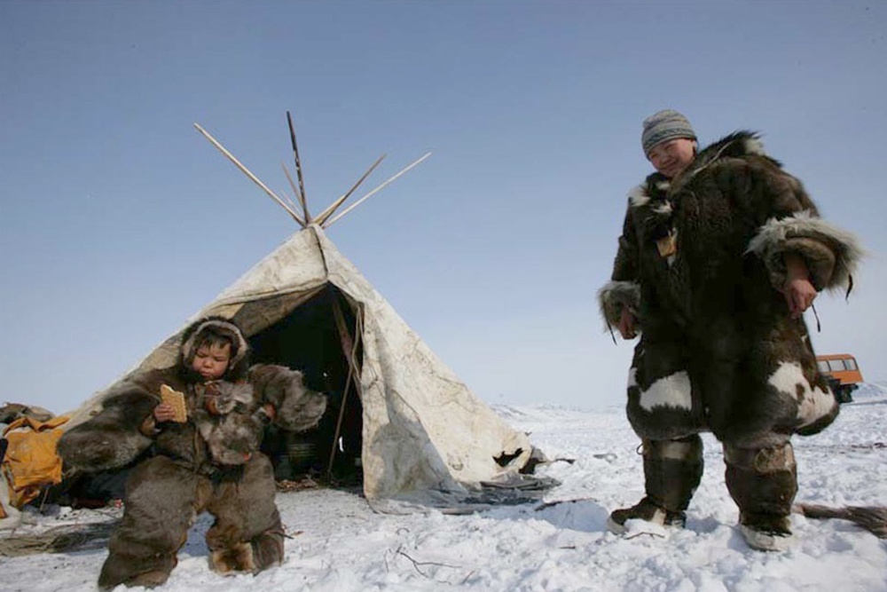 В яранги оленеводов уже завезли комплекты развивающих игр, книг и методических материалов.