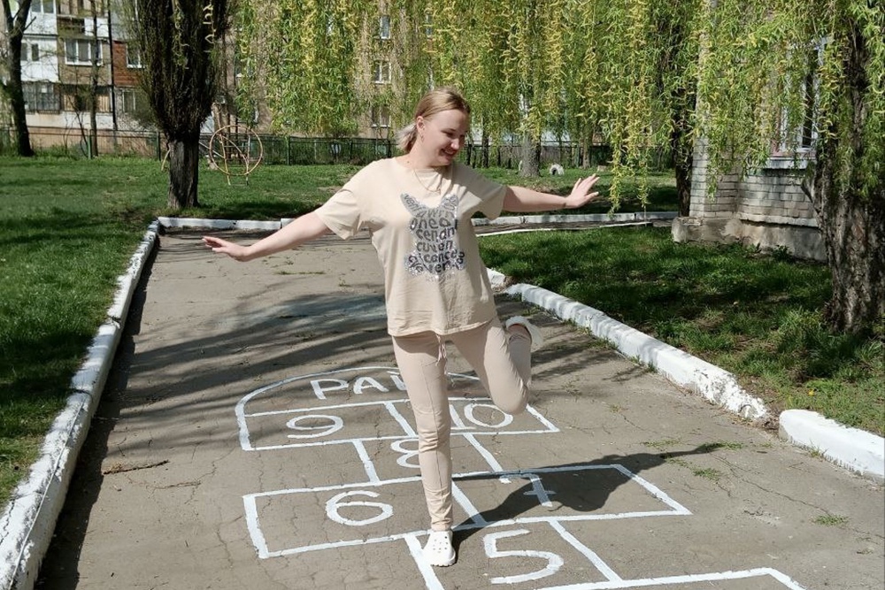 Одна из последних фотографий воспитательницы Екатерины Шатохиной. Именно этот момент Игорь Калмыков хочет запечатлеть в бронзе. 