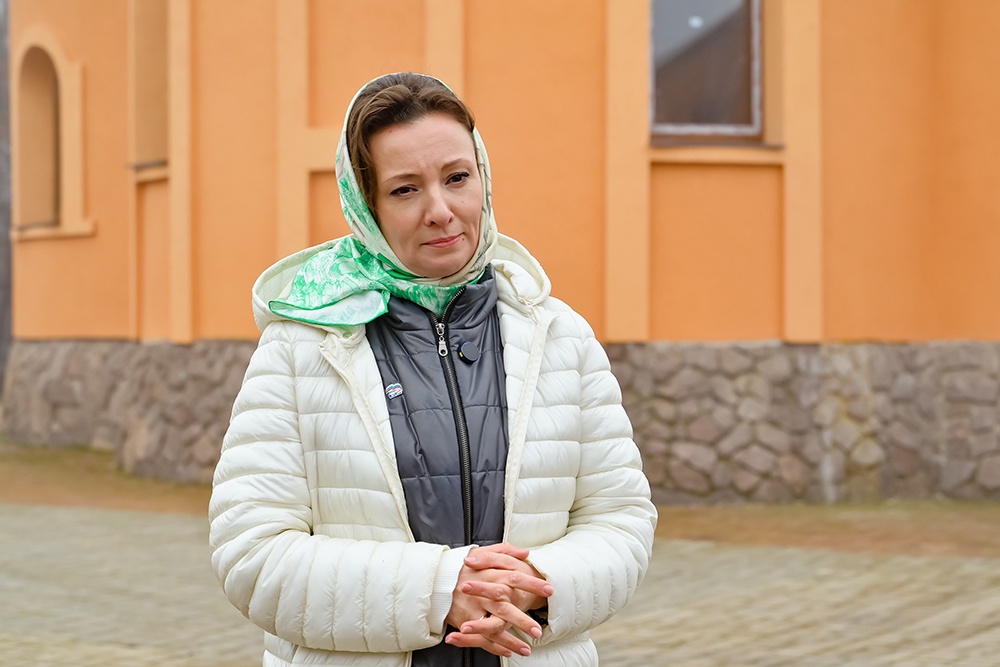 Анна Кузнецова: В первые поездки нужно было везти сюда все. Проще сказать, чего не надо было. Не надо было одного - учить Донбасс, что делать. 