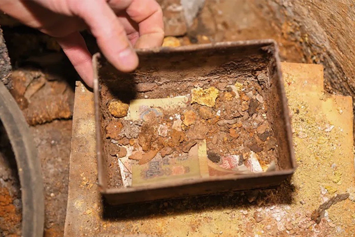 Облигации с отсроченными выплатами были припрятаны до лучших времен. Есть в коробочке и немного советских денег.