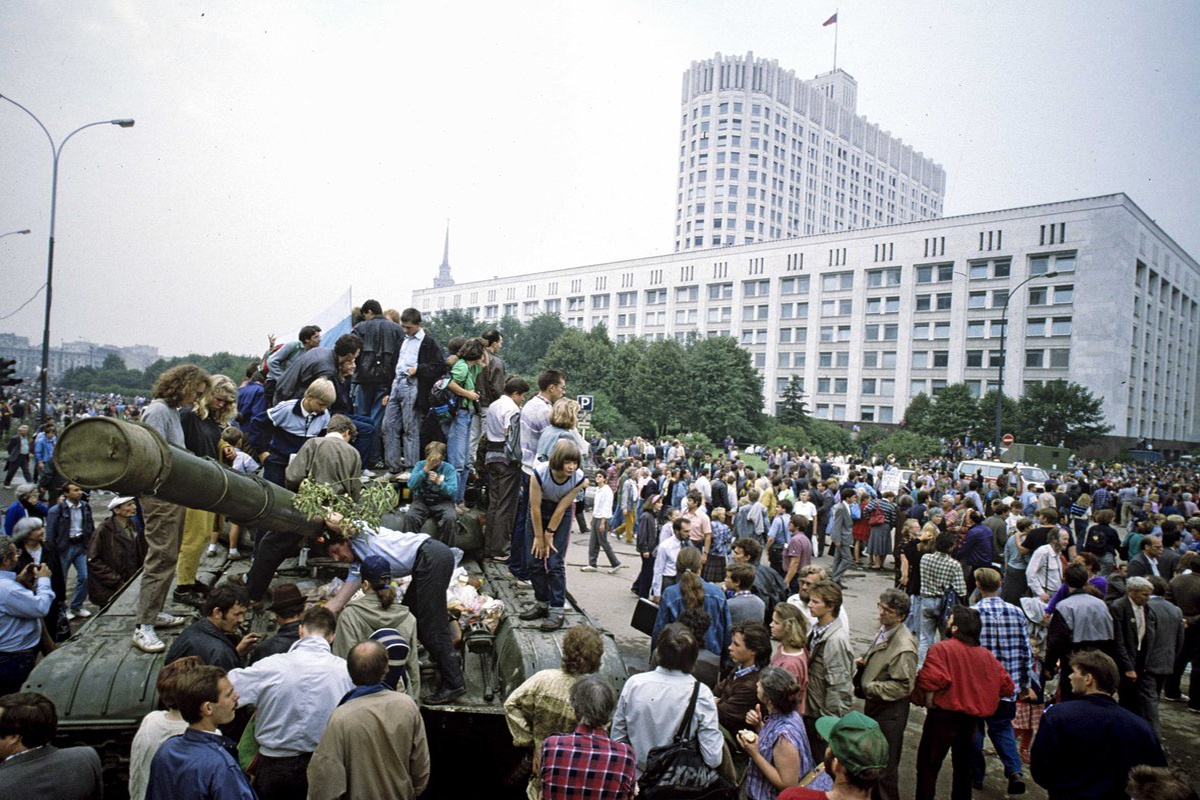 Благополучие хозяев областей и республик рухнуло после путча. На фото: обстановка у Белого дома 20 августа 1991 года.