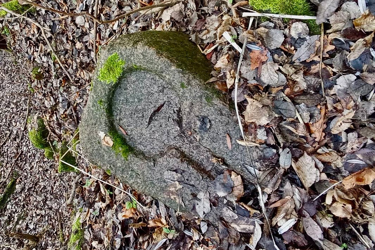 Недовырезанная замочная скважина хорошо видна на большом обработанном камне.