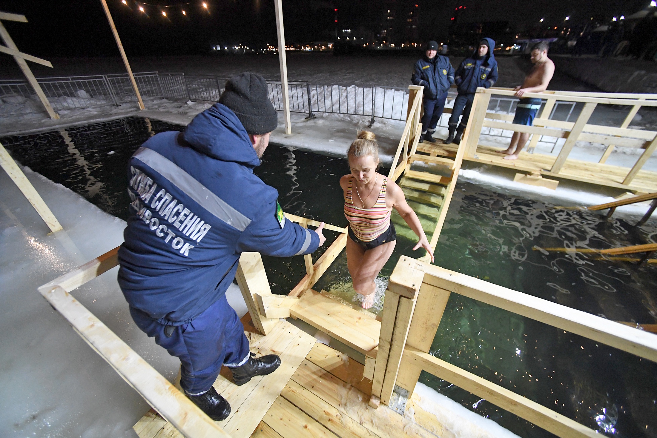 Верующая во время крещенских купаний на набережной Спортивной гавани во Владивостоке.
