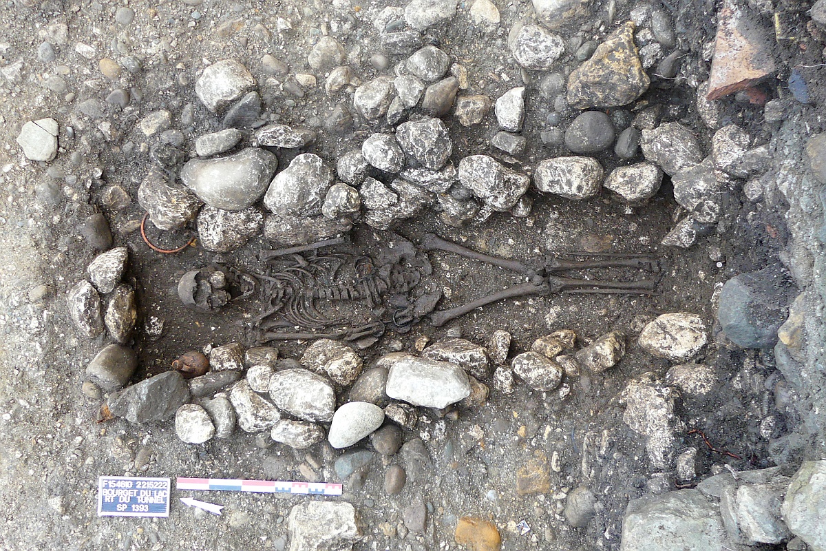 Странный погребальный ритуал обнаружили в древнем могильнике на окраине французского города Бурже-дю-Лак.