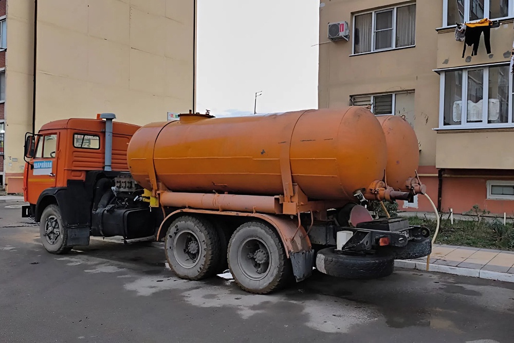 Чтобы как-то спасти ситуацию, к наиболее проблемным многоэтажкам начали отправлять водовозы.