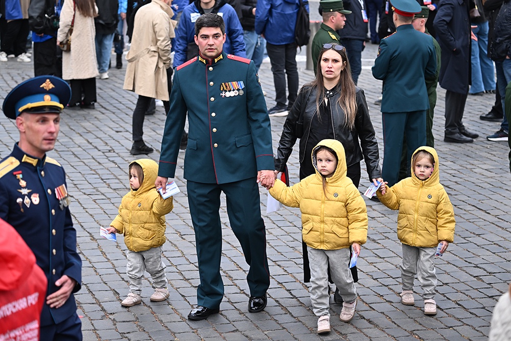 Идем на концерт с мамой и папой.