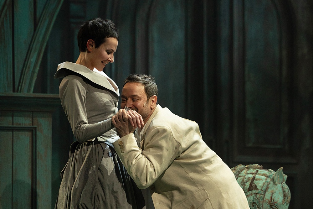 Карандышев (Алексей Гришин) счастлив, что Лариса (Ирина Апексимова) ответила ему согласием.