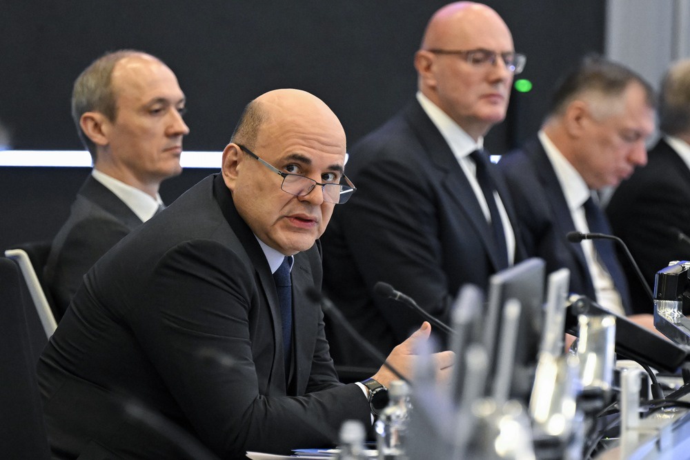 Михаил Мишустин заявил, что свыше половины внешнеторговых операций РФ проводится в рублях.