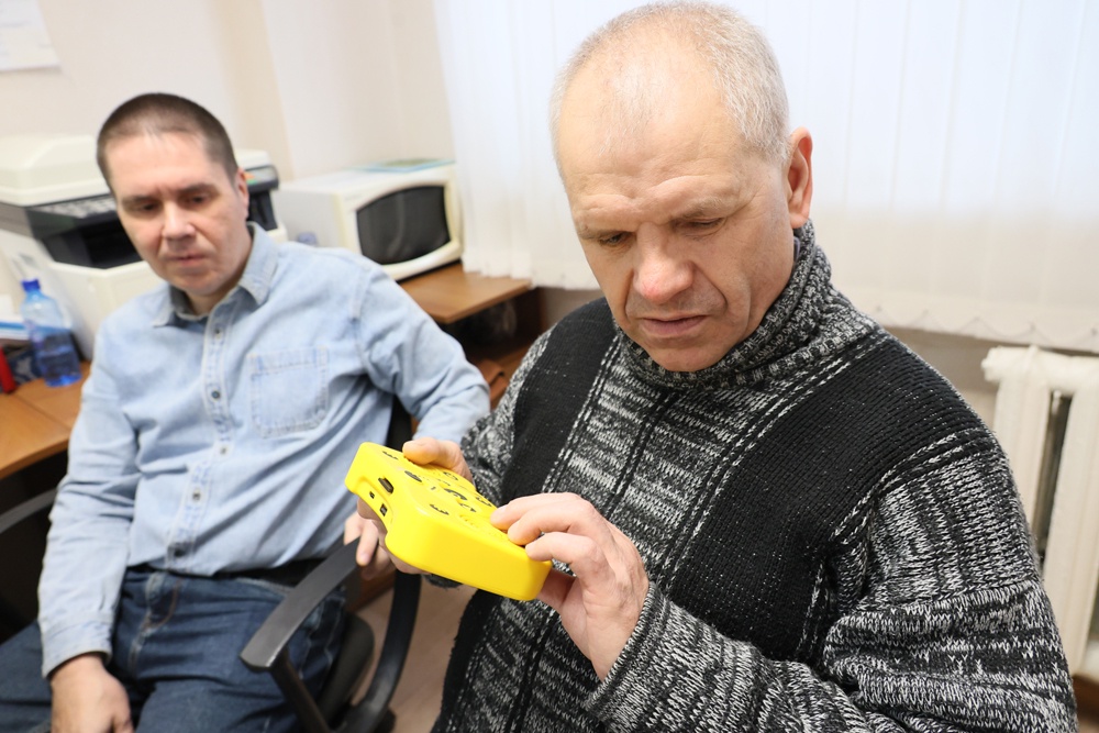 Юрий Юрьев продемонстрировал тифлофлешплеер - устройство для прослушивания аудиофайлов.