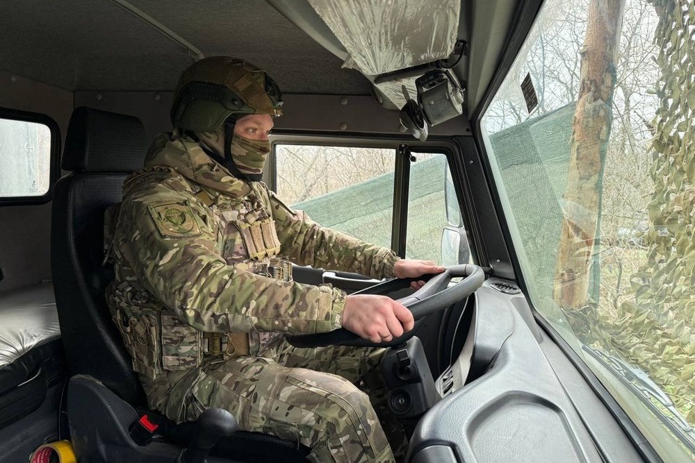 Заезжать Гоголю приходится прямо в зону боевых действий, потому каждый выезд - риск для жизни.