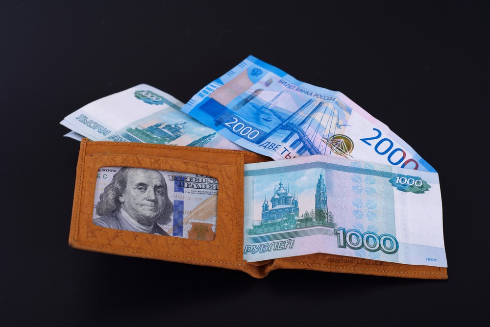 Политика Банка России и изменения во внешней торговле обеспечили довольно крепкий курс рубля.