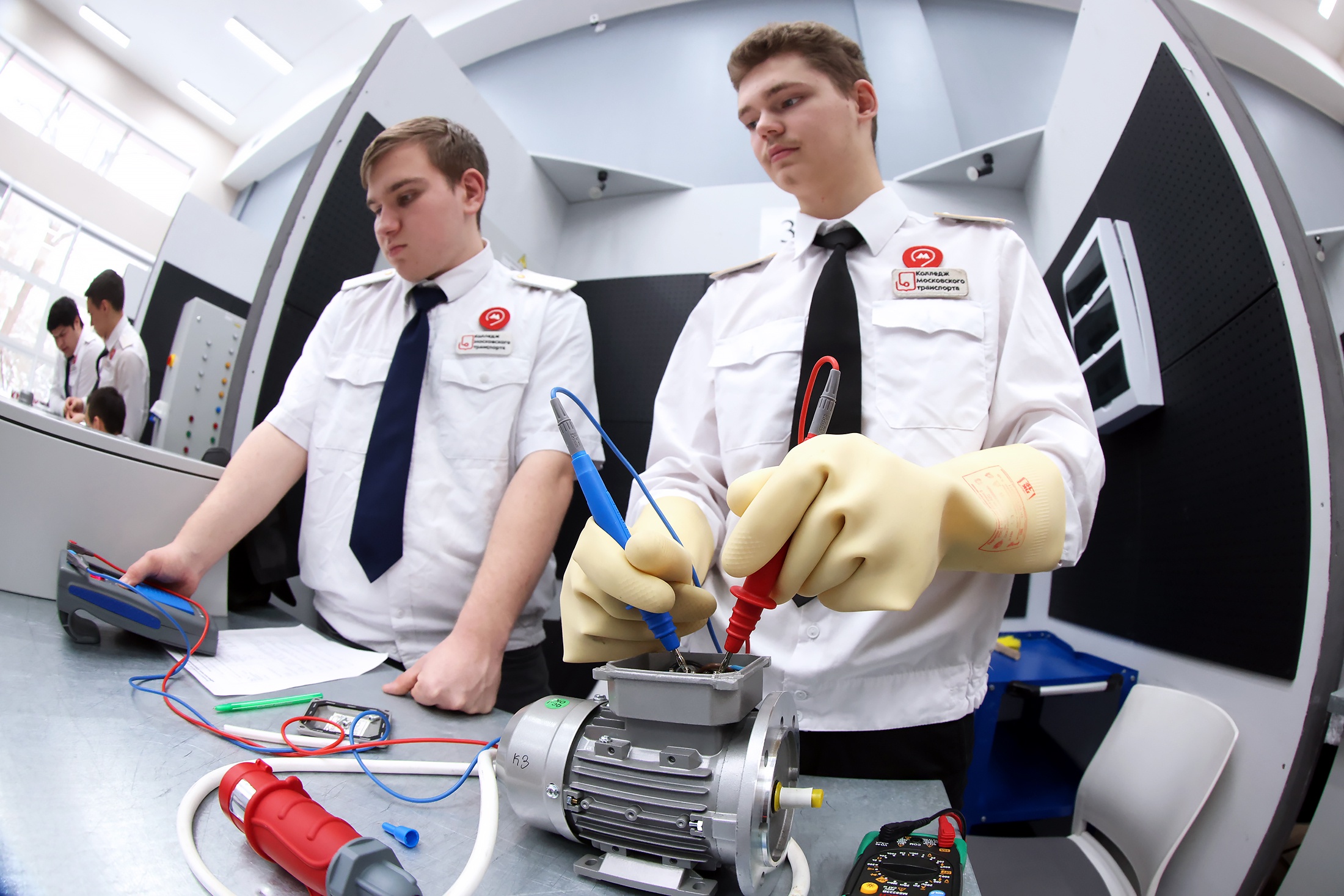 Студенты колледжа с помощью мультиметра и мегаомметра учатся находить неисправности в электросетях.