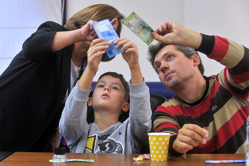 В 2026 году банки по всей России получат обновленные тысячерублевые банкноты. В 2026 году банки по всей России получат обновленные тысячерублевые банкноты.