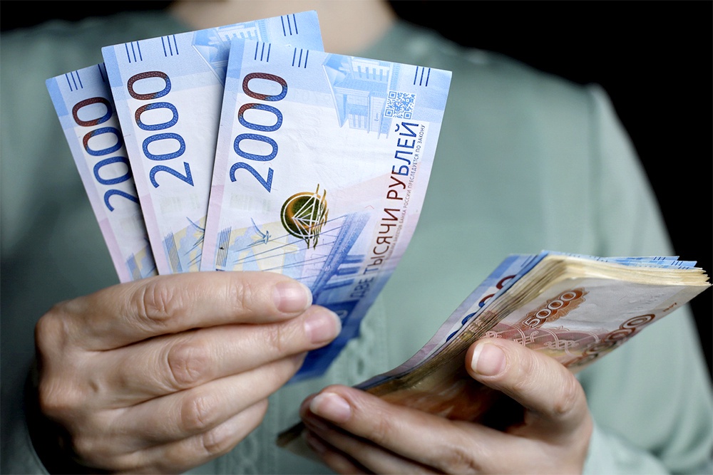 Банкноты в руках.