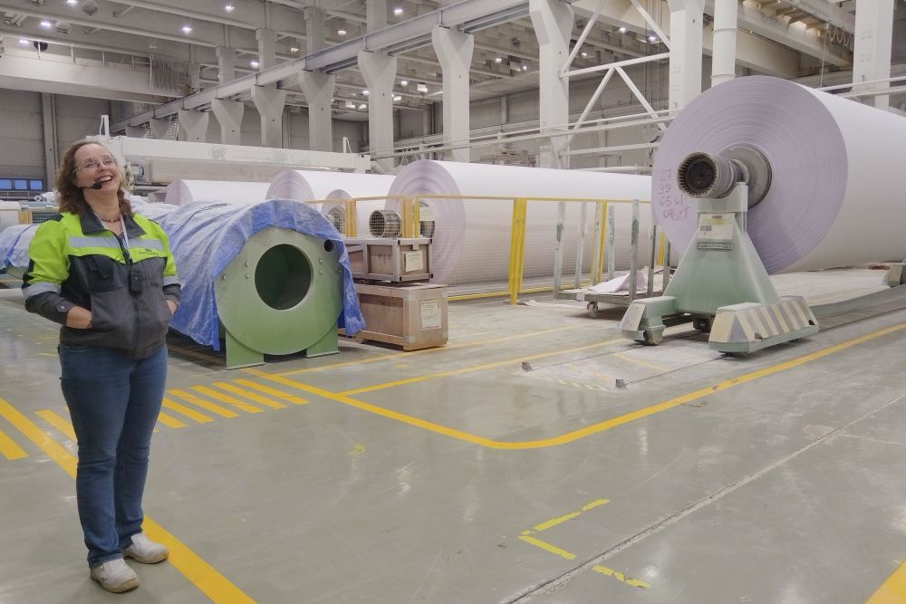 На промышленных предприятиях экскурсии ведут действующие сотрудники.