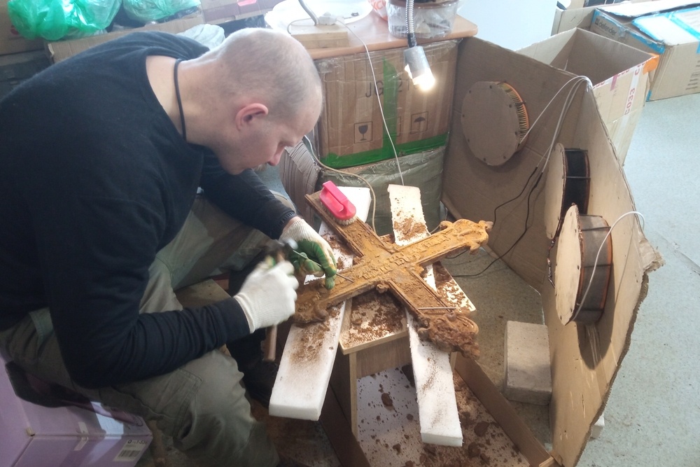 В Смоленске при раскопках нашли крест с могилы младенца XIX века.