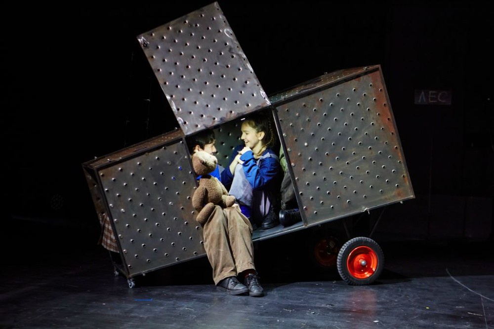 Сцена из спектакля "Твой Винни П.".