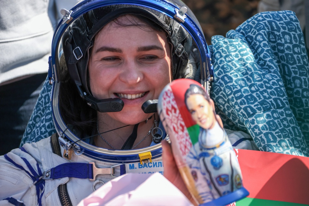 Марина Василевская показала, что женщинам все по плечу: будучи бортпроводницей, прошла конкурсный отбор и стала первой в Беларуси женщиной-космонавтом.