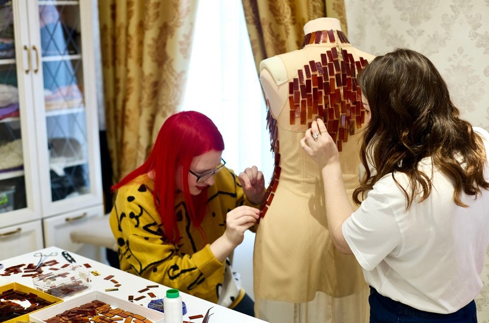 Дизайнеры попытались совместить современные модные тенденции и местный колорит.