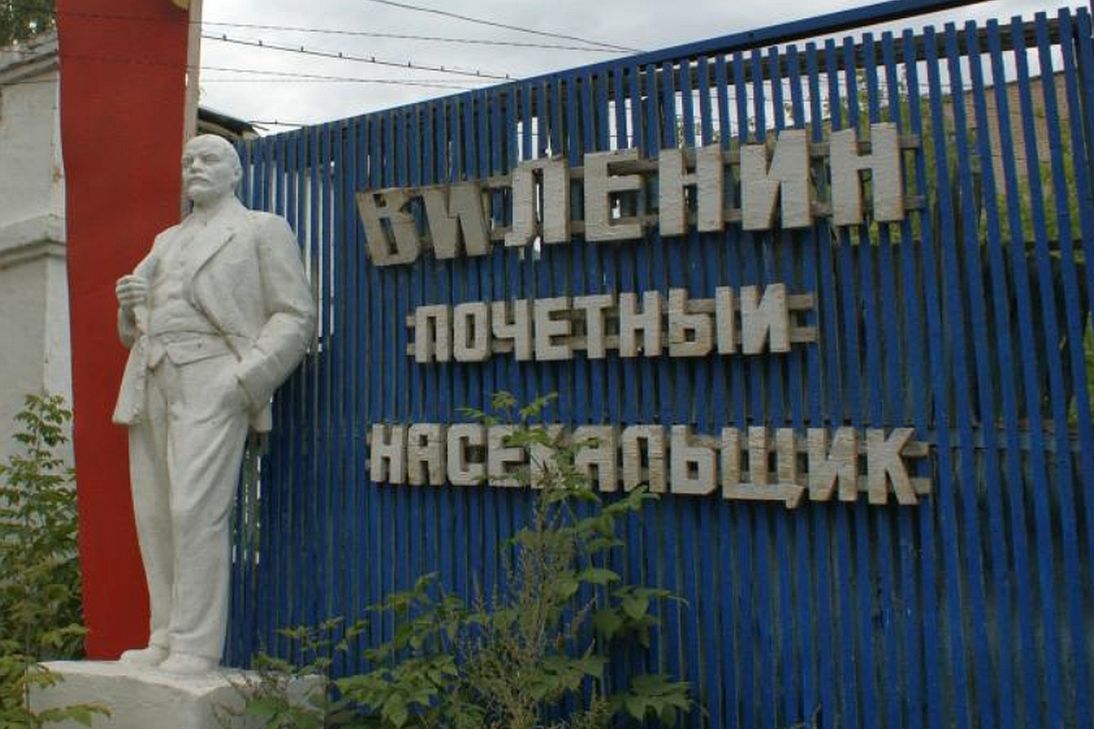 Памятник заложили на заводе в Миассе 27 января 1924 года - в день официального прощания с Лениным. 