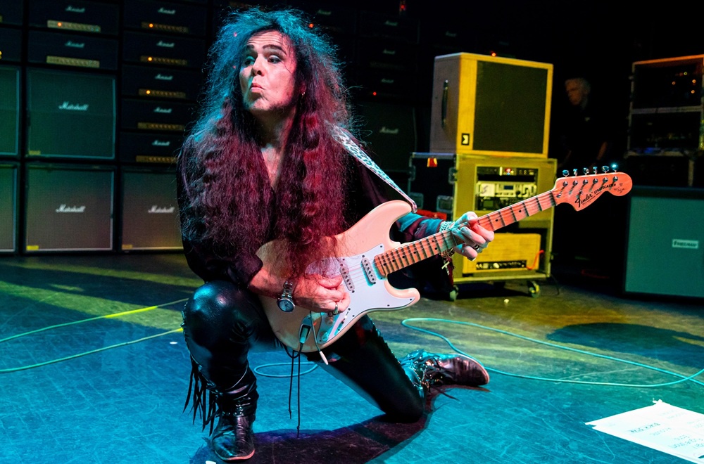 Ингви Мальмстин и его гитара - они и гении музыки, и немного актеры.