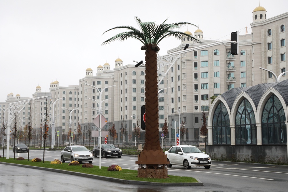 А выросшие вдоль нового проспекта многоэтажные дома грозненцы уже прозвали "дубайскими".