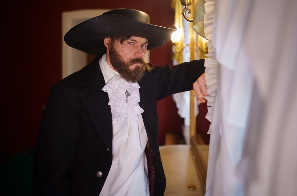 Дубровского в сериале играет популярный актер Олег Гаас. Но в Россию его герой приезжает под новым испанским именем.