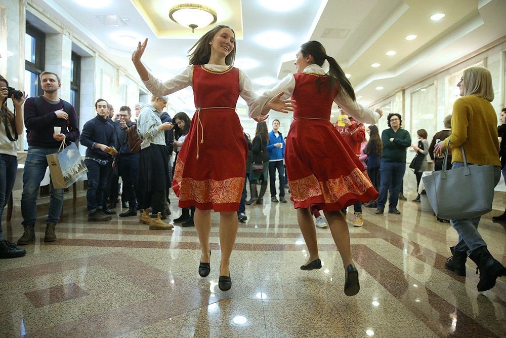 студентки танцуют в Татьянин день