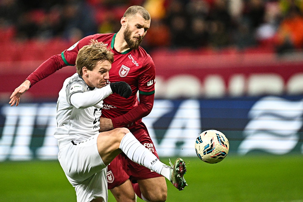 Николай Титков (в светлой форме) уверен, что его команде по силам замахнуться на медали. 