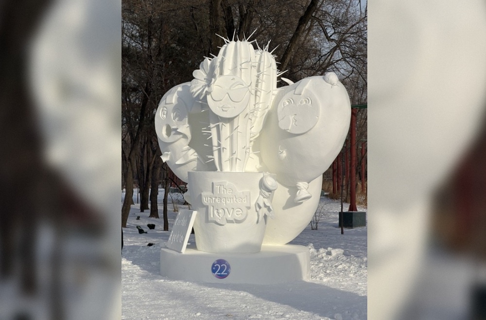 Хабаровские мастера создавали снежную скульптуру несколько дней, не уходя с площадки даже на обед.