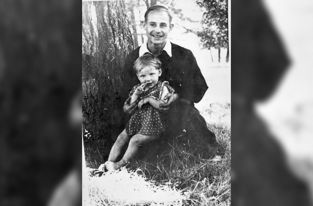 Николай Рубцов со своей племянницей Олей Кочмаревой. Поселок Приютино. Лето 1955 года.