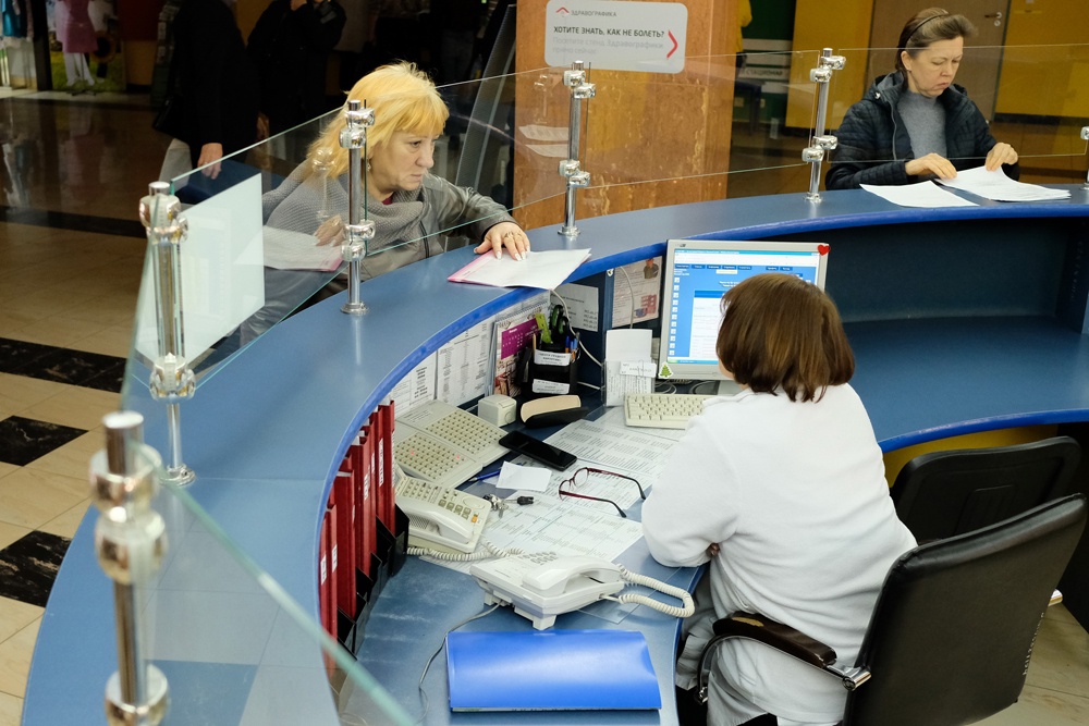 Чтобы получить  "талончик" к доктору, теперь не нужно самому идти в поликлинику: это можно сделать через мессенджер МАХ