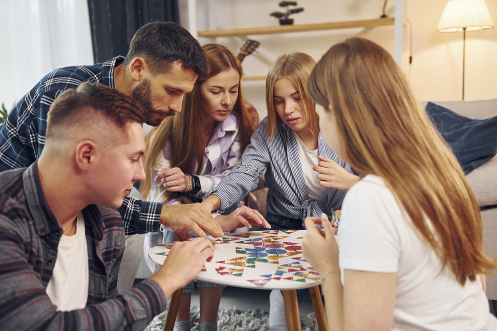 Друзья играют в настольную игру
