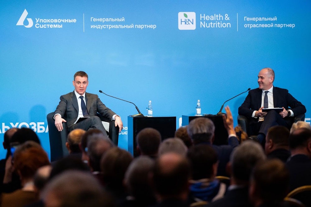 Дмитрий Патрушев (слева) говорит, что производство молока в стране стабильно растет.