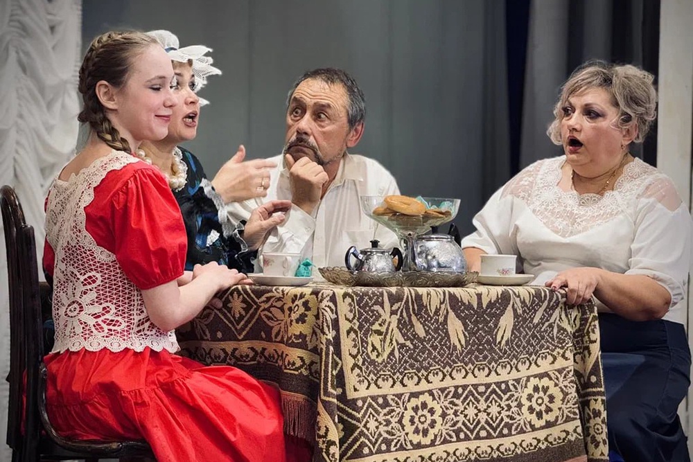 "Смешные люди" - первый спектакль чистопольской труппы - собирает аншлаги