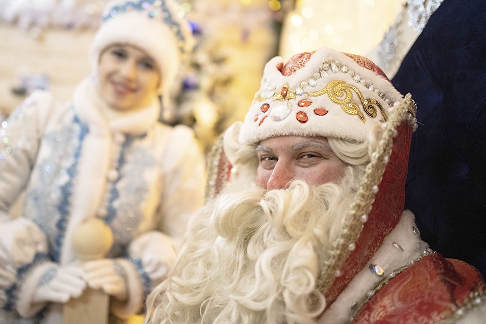 Дед Мороз со Снегурочкой в своей резиденции в Центральном парке Калуги.