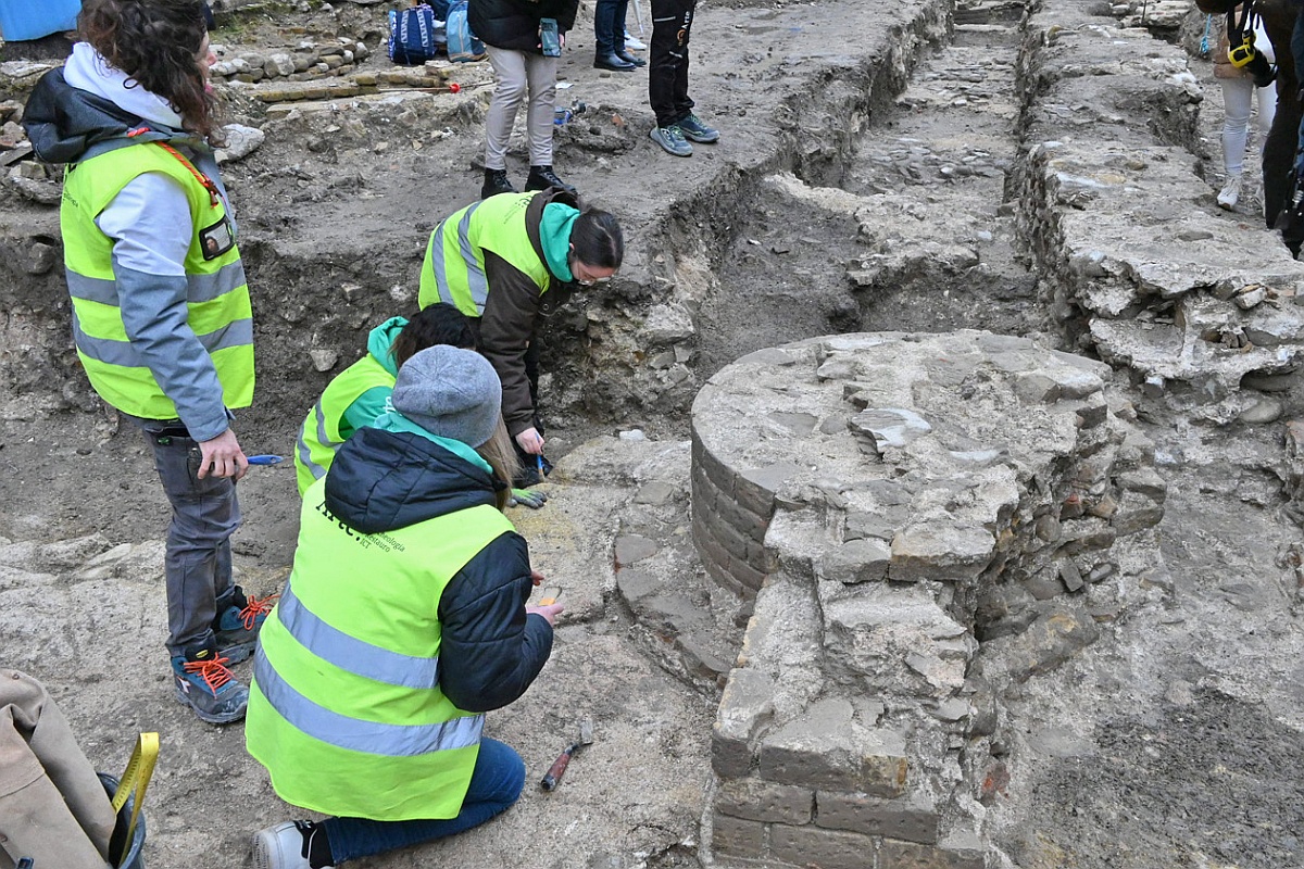 Эксперты были изумлены точностью соответствия остатков сооружения описаниям самого Витрувия в пятой книге его знаменитого трактата "Об архитектуре" .