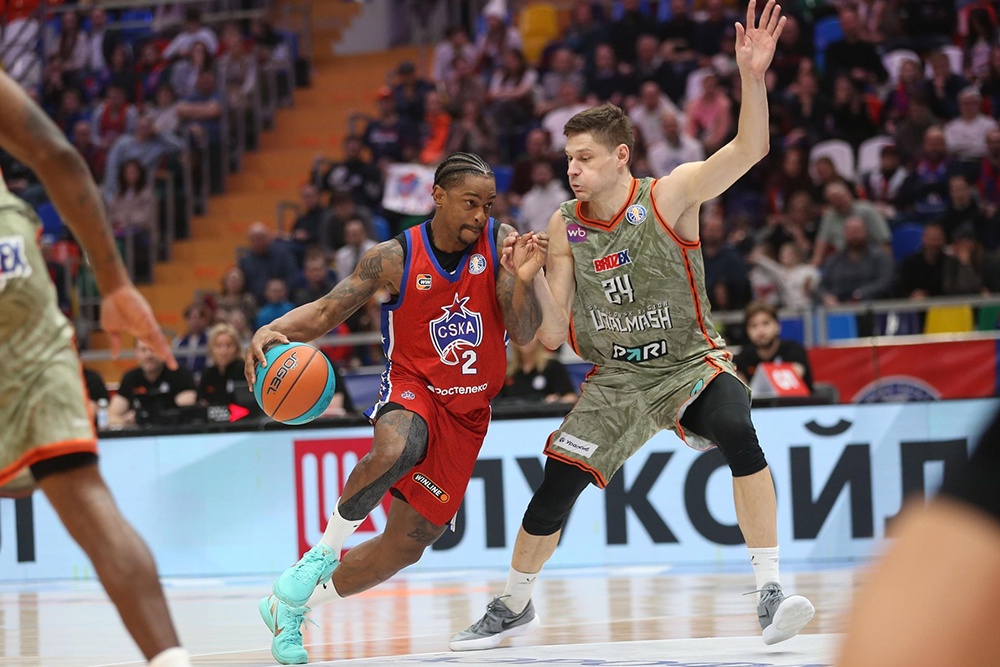 Разыгрывающий ЦСКА Каспер Уэйр (слева) стал самым результативным игроком матча с "Уралмашем", набрав 21 очко.