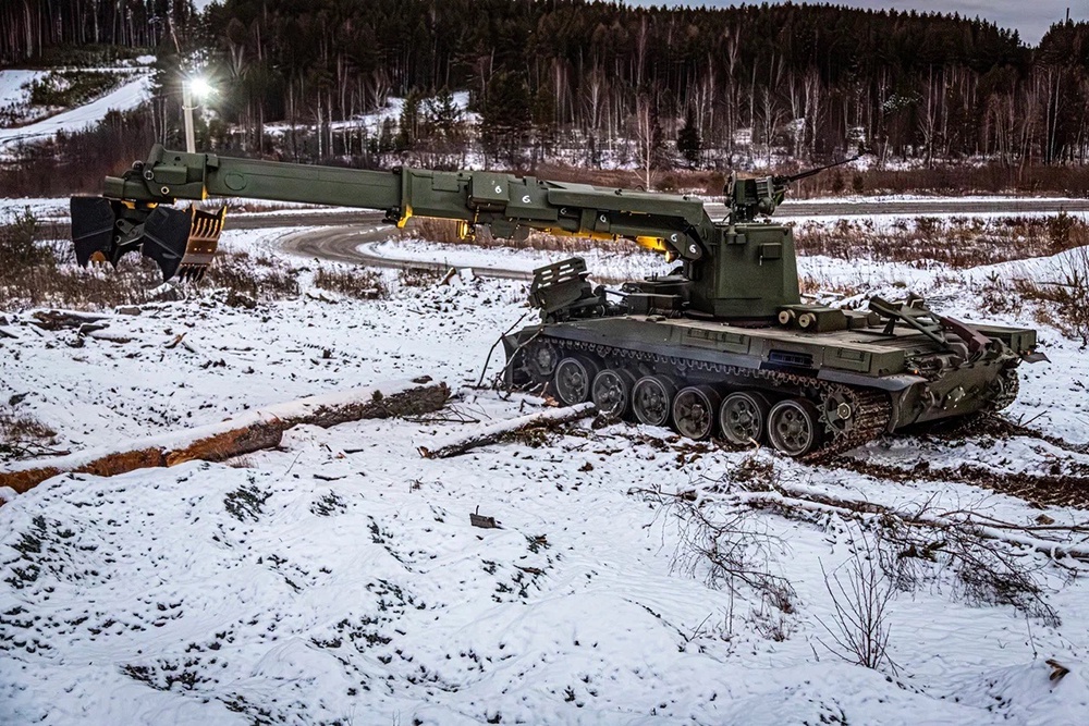 По сути, ИМР-3М - некий трансформер на базе самого современного российского танка Т-90. За счет широкой линейки инженерных приспособлений, которые устанавливаются на машину, ее функционал почти безграничен. 