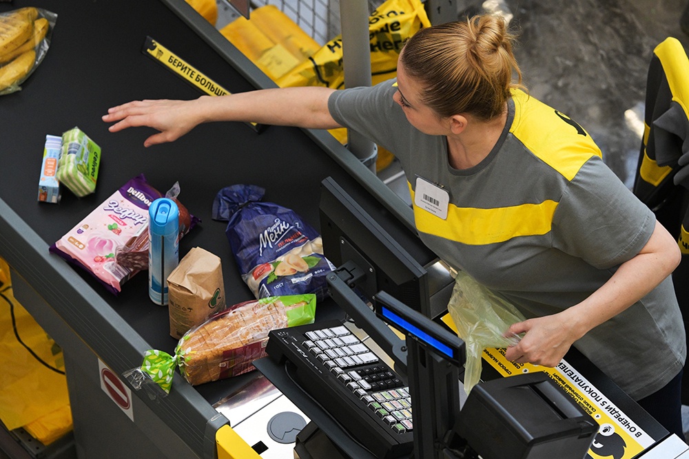 Продукты питания за 2025 год подорожали в среднем на 5,2%, следует из данных Росстата.