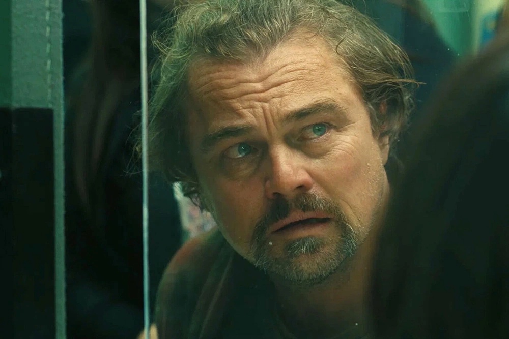 Леонардо ДиКаприо в роли Фергюсона, сыгранной на грани эксцентриады с шутовством.