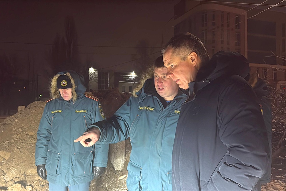 Губернатор Вячеслав Гладков (на фото - крайний справа) осмотрел место падения снаряда в Белгороде.