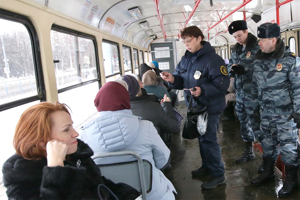Контролеры "Организатора перевозок" каждый день проверяют карты пассажиров, в том числе социальные.
