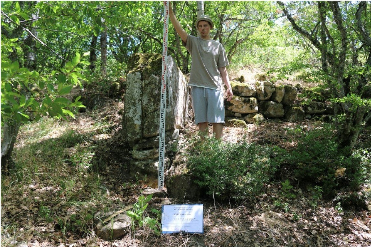 Исар входил в систему укреплений княжества Феодоро. Его площадь - 0,9 гектара, по периметру расположены стены из бутового камня на растворе.